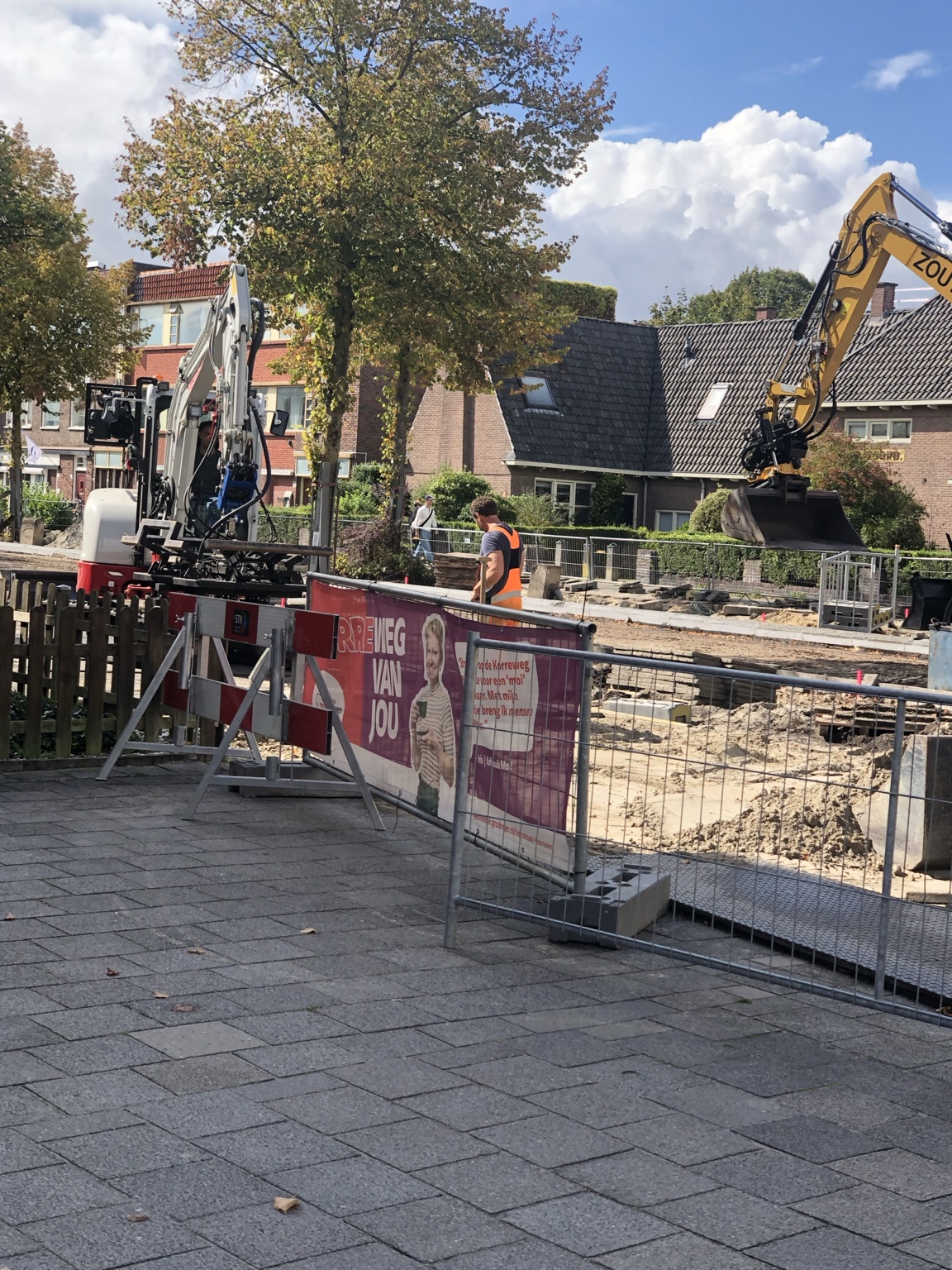 Bouwhekken en afzettingen beperken tijdens werktijd de doorgang bij de Petrus Hendrikszstraat